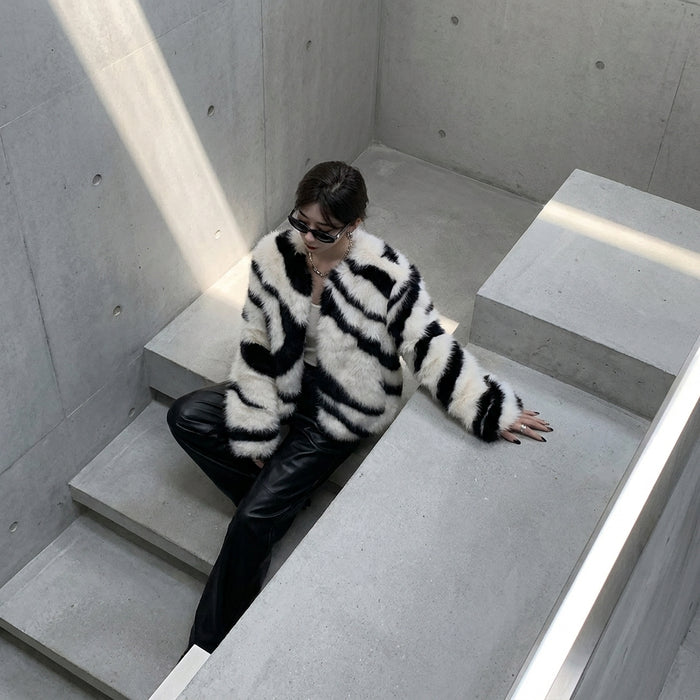 Manteau court en fausse fourrure motif zèbre noir et blanc - K-fashion